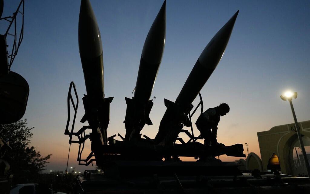 טילים המוצגים בפארק התעופה והחלל הלאומי של משמרות המהפכה, סמוך לטהרן, 13 בנובמבר 2025 (צילום: AP Photo/Vahid Salemi) טילים המוצגים בפארק התעופה והחלל הלאומי של משמרות המהפכה, סמוך לטהרן, 13 בנובמבר 2025 (צילום: AP Photo/Vahid Salemi)