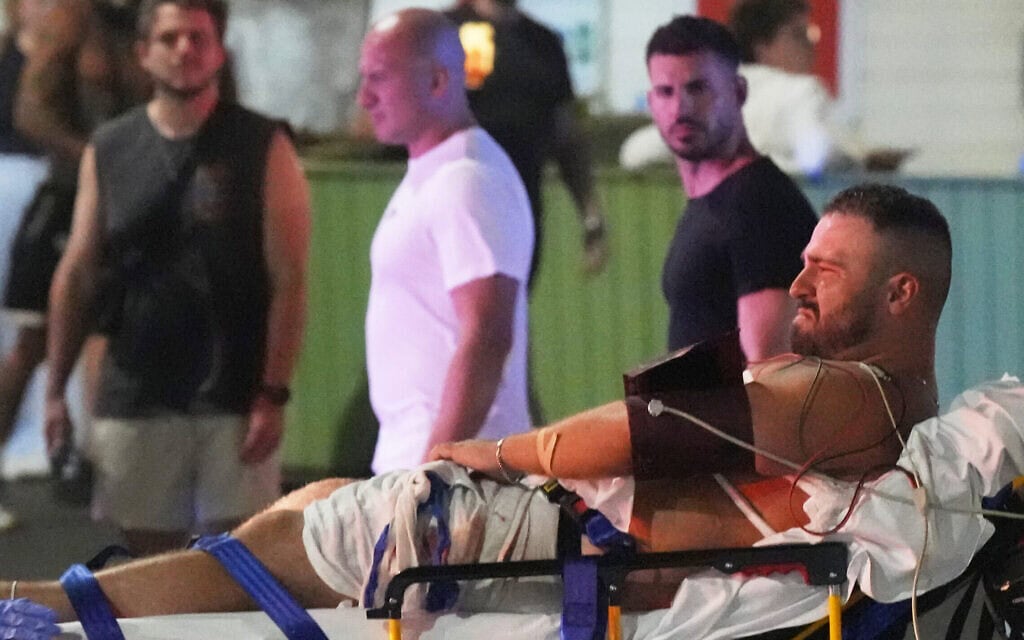 חובשים מפנים פצוע מאירוע הירי בבונדיי ביץ' בסידני, אוסטרליה, 14 בדצמבר 2025 (צילום: AP Photo/Mark Baker) חובשים מפנים פצוע מאירוע הירי בבונדיי ביץ' בסידני, אוסטרליה, 14 בדצמבר 2025 (צילום: AP Photo/Mark Baker)
