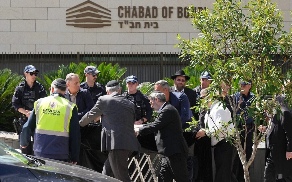 ארון קבורה מוכנס לבית כנסת בבונדי, סידני, אוסטרליה, לפני הלווייתו של הרב אלי שלנגר, שנרצח בפיגוע הטרור ההמוני באירוע חנוכה בחוף בונדיי, 17 בדצמבר 2025 (צילום: AP Photo/Mark Baker) ארון קבורה מוכנס לבית כנסת בבונדי, סידני, אוסטרליה, לפני הלווייתו של הרב אלי שלנגר, שנרצח בפיגוע הטרור ההמוני באירוע חנוכה בחוף בונדיי, 17 בדצמבר 2025 (צילום: AP Photo/Mark Baker)