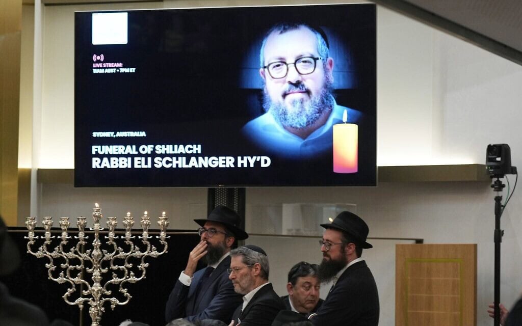 מתאבלים מתכנסים בבית כנסת להלווייתו של הרב אלי שלנגר, שנרצח בפיגוע הטרור ההמוני באירוע חנוכה בחוף בונדיי, סידני, אוסטרליה, 17 בדצמבר 2025 (צילום: AP Photo/Mark Baker) מתאבלים מתכנסים בבית כנסת להלווייתו של הרב אלי שלנגר, שנרצח בפיגוע הטרור ההמוני באירוע חנוכה בחוף בונדיי, סידני, אוסטרליה, 17 בדצמבר 2025 (צילום: AP Photo/Mark Baker)