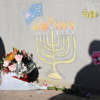 ציור שהוכן כמחווה בעקבות הירי שאירע בחוף בונדיי שבסידני, 19 בדצמבר 2025 (צילום: AP Photo/Steve Markham) ציור שהוכן כמחווה בעקבות הירי שאירע בחוף בונדיי שבסידני, 19 בדצמבר 2025 (צילום: AP Photo/Steve Markham)