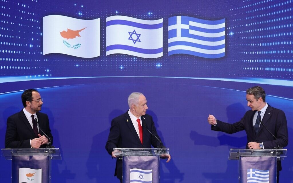 ראש ממשלת ישראל בנימין נתניהו, ראש הממשלה היווני קיריאקוס מיטסוטקיס, ונשיא קפריסין ניקוס קריסטודולידס בפסגת ישראל, יוון, קפריסין במלון המלך דוד בירושלים, 22 בדצמבר 2025 (צילום: ABIR SULTAN POOL / AP) ראש ממשלת ישראל בנימין נתניהו, ראש הממשלה היווני קיריאקוס מיטסוטקיס, ונשיא קפריסין ניקוס קריסטודולידס בפסגת ישראל, יוון, קפריסין במלון המלך דוד בירושלים, 22 בדצמבר 2025 (צילום: ABIR SULTAN POOL / AP)