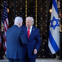 נשיא ארצות הברית דונלד טראמפ וראש הממשלה בנימין נתניהו במאר-א-לאגו שבמיאמי, 29 בדצמבר 2025 (צילום: AP Photo/Alex Brandon) נשיא ארצות הברית דונלד טראמפ וראש הממשלה בנימין נתניהו במאר-א-לאגו שבמיאמי, 29 בדצמבר 2025 (צילום: AP Photo/Alex Brandon)