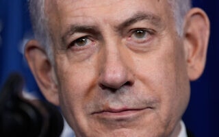 ראש הממשלה בנימין נתניהו מקשיב במהלך מסיבת עיתונאים עם נשיא ארה"ב דונלד טראמפ במאר־א־לאגו, 29 בדצמבר 2025 (צילום: AP Photo/Alex Brandon) ראש הממשלה בנימין נתניהו מקשיב במהלך מסיבת עיתונאים עם נשיא ארה"ב דונלד טראמפ במאר־א־לאגו, 29 בדצמבר 2025 (צילום: AP Photo/Alex Brandon)