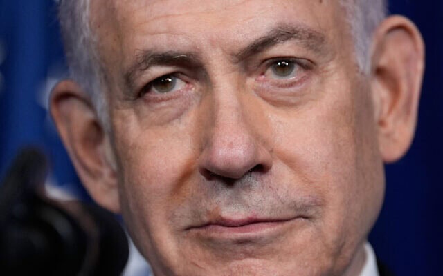ראש הממשלה בנימין נתניהו מקשיב במהלך מסיבת עיתונאים עם נשיא ארה"ב דונלד טראמפ במאר־א־לאגו, 29 בדצמבר 2025