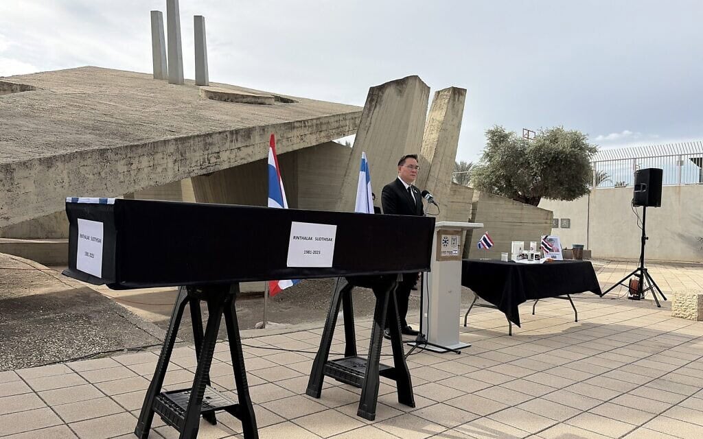שגריר תאילנד בישראל בוניאריט ויצ'יאנפאן נואם בטקס לכבוד החטוף שנרצח סודתיסאק רינתלאק, לפני שגופתו הוטסה חזרה לתאילנד, 9 בדצמבר 2025 (צילום: ג׳סיקה שטיינברג) שגריר תאילנד בישראל בוניאריט ויצ'יאנפאן נואם בטקס לכבוד החטוף שנרצח סודתיסאק רינתלאק, לפני שגופתו הוטסה חזרה לתאילנד, 9 בדצמבר 2025 (צילום: ג׳סיקה שטיינברג)
