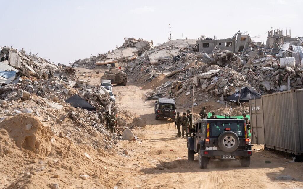 חיילי צה"ל ליד כניסה למנהרה באזור רפיח שבה הוחזקה גופתו של סגן הדר גולדין ז"ל, 8 בדצמבר 2025 (צילום: עמנואל פביאן) חיילי צה"ל ליד כניסה למנהרה באזור רפיח שבה הוחזקה גופתו של סגן הדר גולדין ז"ל, 8 בדצמבר 2025 (צילום: עמנואל פביאן)