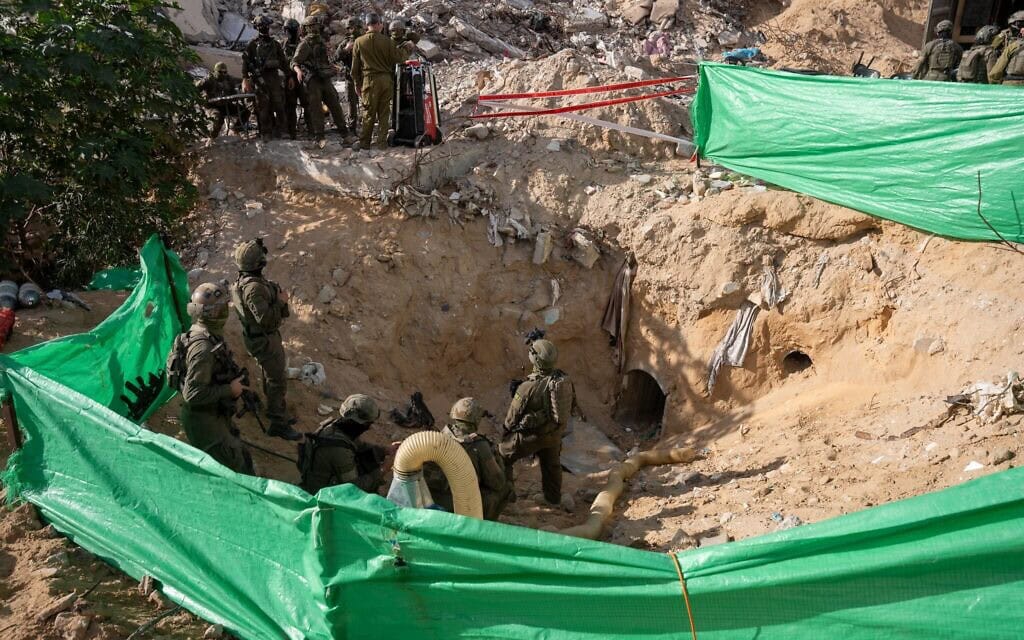 חיילי צה"ל בכניסה למנהרה באזור רפיח שבה הוחזקה גופתו של סגן הדר גולדין ז"ל, 8 בדצמבר 2025 (צילום: עמנואל פביאן) חיילי צה"ל בכניסה למנהרה באזור רפיח שבה הוחזקה גופתו של סגן הדר גולדין ז"ל, 8 בדצמבר 2025 (צילום: עמנואל פביאן)