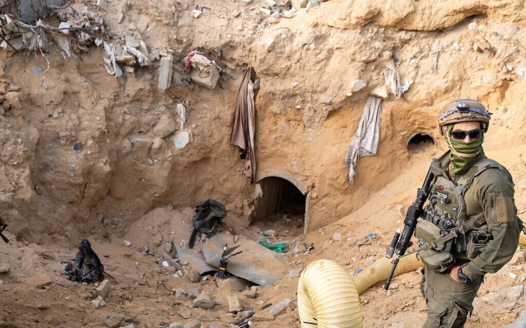 כניסה למנהרה באזור רפיח שבה הוחזקה גופתו של סגן הדר גולדין ז"ל, 8 בדצמבר 2025 (צילום: עמנואל פביאן) כניסה למנהרה באזור רפיח שבה הוחזקה גופתו של סגן הדר גולדין ז"ל, 8 בדצמבר 2025 (צילום: עמנואל פביאן)