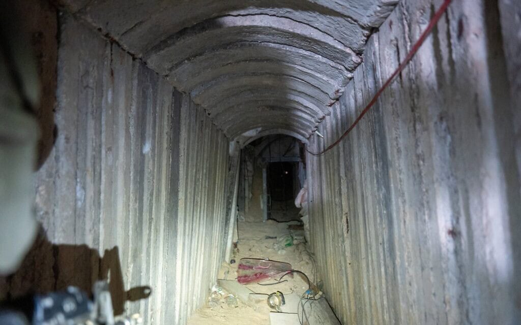 בתוך מנהרה באזור רפיח שבה הוחזקה גופתו של סגן הדר גולדין ז"ל. 8 בדצמבר 2025 (צילום: עמנואל פביאן) בתוך מנהרה באזור רפיח שבה הוחזקה גופתו של סגן הדר גולדין ז"ל. 8 בדצמבר 2025 (צילום: עמנואל פביאן)