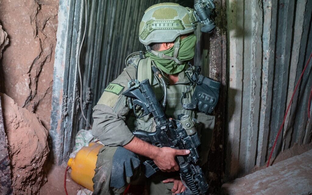 קצין צה"ל מיחידת יהל"ם בתוך מנהרה באזור רפיח שבה הוחזקה גופתו של סגן הדר גולדין ז"ל. 8 בדצמבר 2025 (צילום: עמנואל פביאן) קצין צה"ל מיחידת יהל"ם בתוך מנהרה באזור רפיח שבה הוחזקה גופתו של סגן הדר גולדין ז"ל. 8 בדצמבר 2025 (צילום: עמנואל פביאן)