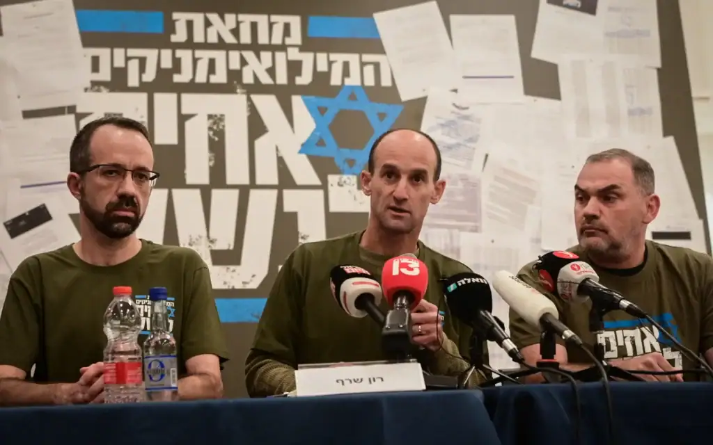 אל״ם (מיל’) גרמן גילטמן (מימין) עם חברים מתנועת המחאה של אנשי המילואים “אחים לנשק”, במסיבת עיתונאים בתל אביב, 21 במרץ 2023 (צילום: אבשלום ששוני/פלאש90) אל״ם (מיל’) גרמן גילטמן (מימין) עם חברים מתנועת המחאה של אנשי המילואים “אחים לנשק”, במסיבת עיתונאים בתל אביב, 21 במרץ 2023 (צילום: אבשלום ששוני/פלאש90)