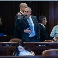 ח"כ חנוך מילביצקי מוצא מהאולם על ידי מאבטחים במהלך ישיבת מליאה באולם הכנסת, 29 בינואר 2024