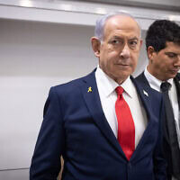 ראש הממשלה בנימין נתניהו ופרקליטו עמית חדד בבית המשפט המחוזי בתל אביב, 28 באוקטובר 2025 (צילום: מרים אלסטר/פלאש90) ראש הממשלה בנימין נתניהו ופרקליטו עמית חדד בבית המשפט המחוזי בתל אביב, 28 באוקטובר 2025 (צילום: מרים אלסטר/פלאש90)