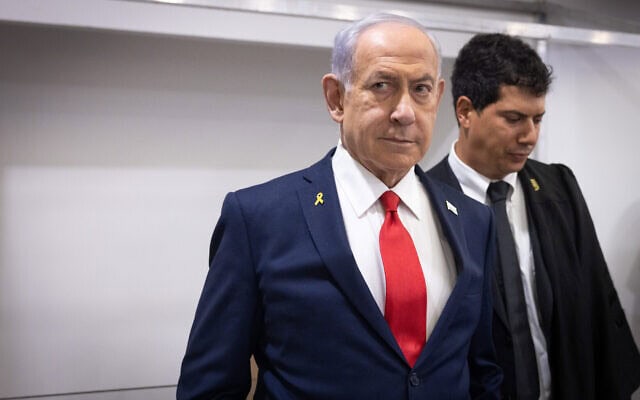 ראש הממשלה בנימין נתניהו ופרקליטו עמית חדד בבית המשפט המחוזי בתל אביב, 28 באוקטובר 2025 (צילום: מרים אלסטר/פלאש90) ראש הממשלה בנימין נתניהו ופרקליטו עמית חדד בבית המשפט המחוזי בתל אביב, 28 באוקטובר 2025 (צילום: מרים אלסטר/פלאש90)