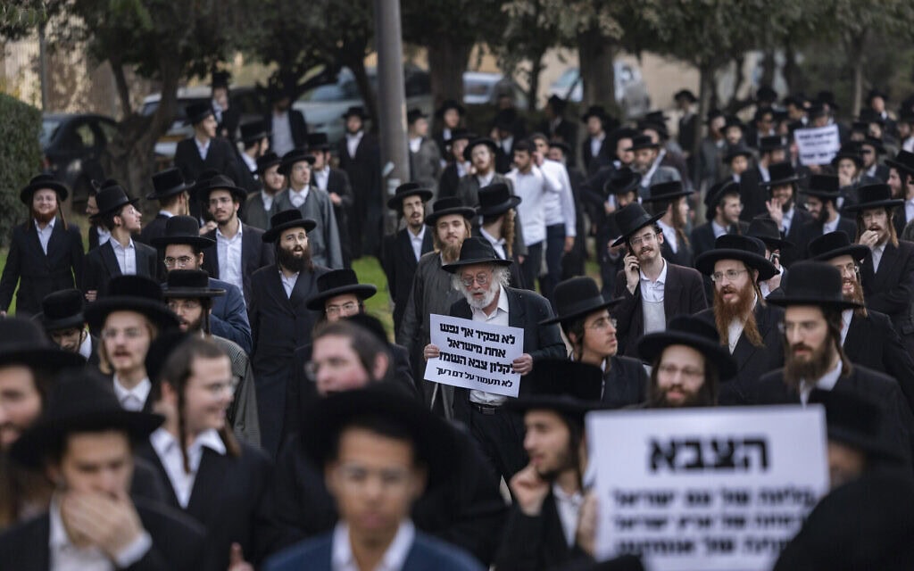 מפגינים בירושלים מוחים נגד גיוס בני הציבור החרדי לצה"ל, 6 בנובמבר 2025 (צילום: חיים גולדברג/פלאש90) מפגינים בירושלים מוחים נגד גיוס בני הציבור החרדי לצה"ל, 6 בנובמבר 2025 (צילום: חיים גולדברג/פלאש90)