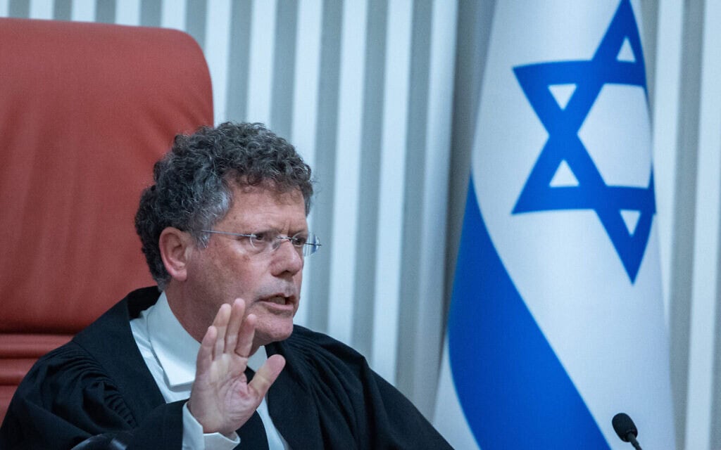 נשיא בית המשפט העליון יצחק עמית בדיון בעתירות נגד מינויו של דוד זיני לתפקיד ראש שב"כ, 18 בנובמבר 2025 (צילום: יונתן זינדל/פלאש90)