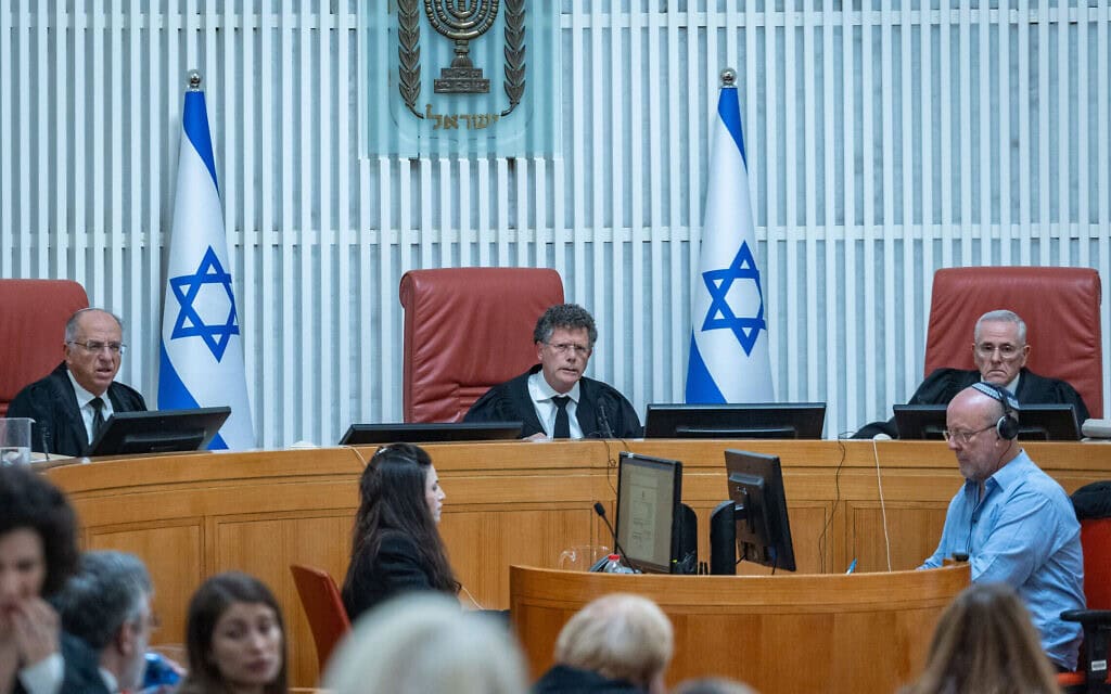 השופט דוד מינץ, נשיא בית המשפט העליון יצחק עמית והמשנה לנשיא נעם סולברג בדיון בעתירות נגד מינויו של דוד זיני לתפקיד ראש שב"כ, 18 בנובמבר 2025 (צילום: יונתן זינדל/פלאש90) השופט דוד מינץ, נשיא בית המשפט העליון יצחק עמית והמשנה לנשיא נעם סולברג בדיון בעתירות נגד מינויו של דוד זיני לתפקיד ראש שב"כ, 18 בנובמבר 2025 (צילום: יונתן זינדל/פלאש90)