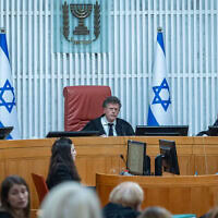 השופט דוד מינץ, נשיא בית המשפט העליון יצחק עמית והמשנה לנשיא נעם סולברג בדיון בעתירות נגד מינויו של דוד זיני לתפקיד ראש שב"כ, 18 בנובמבר 2025
