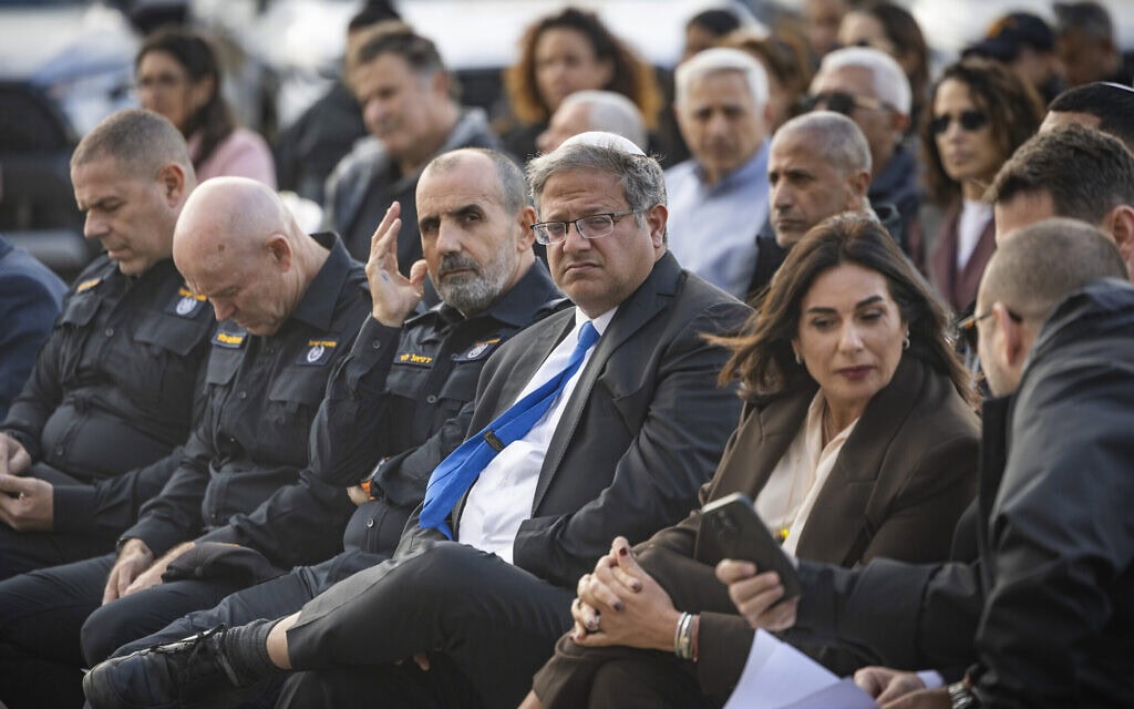 מירי רגב לצד איתמר בן גביר ומפכ"ל המשטרה דני לוי, בטקס מסירת 234 ניידות תנועה חדשות במטה משטרת ישראל בירושלים, 30 בנובמבר 2025 (צילום: חיים גולדברג/פלאש90) מירי רגב לצד איתמר בן גביר ומפכ"ל המשטרה דני לוי, בטקס מסירת 234 ניידות תנועה חדשות במטה משטרת ישראל בירושלים, 30 בנובמבר 2025 (צילום: חיים גולדברג/פלאש90)
