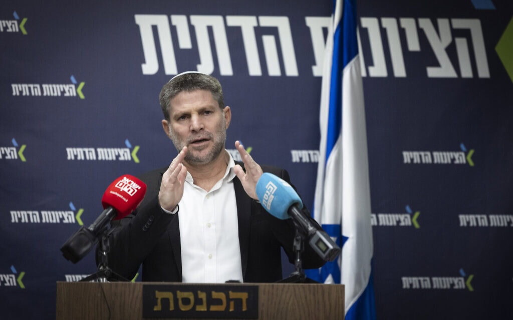 השר בצלאל סמוטריץ' בישיבת סיעת הציונות הדתית בכנסת, 1 בדצמבר 2025 (צילום: חיים גולדברג/פלאש90) השר בצלאל סמוטריץ' בישיבת סיעת הציונות הדתית בכנסת, 1 בדצמבר 2025 (צילום: חיים גולדברג/פלאש90)