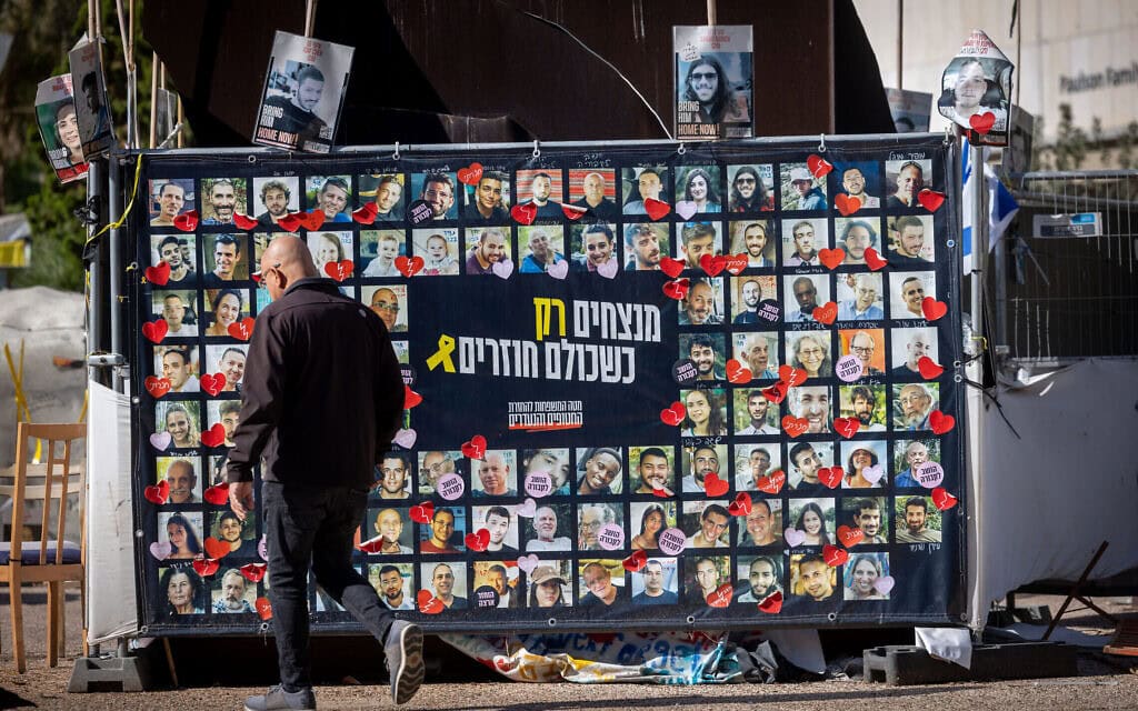בכיכר החטופים בתל אביב. 2 בדצמבר 2025 (צילום: מרים אלסטר/פלאש90) בכיכר החטופים בתל אביב. 2 בדצמבר 2025 (צילום: מרים אלסטר/פלאש90)