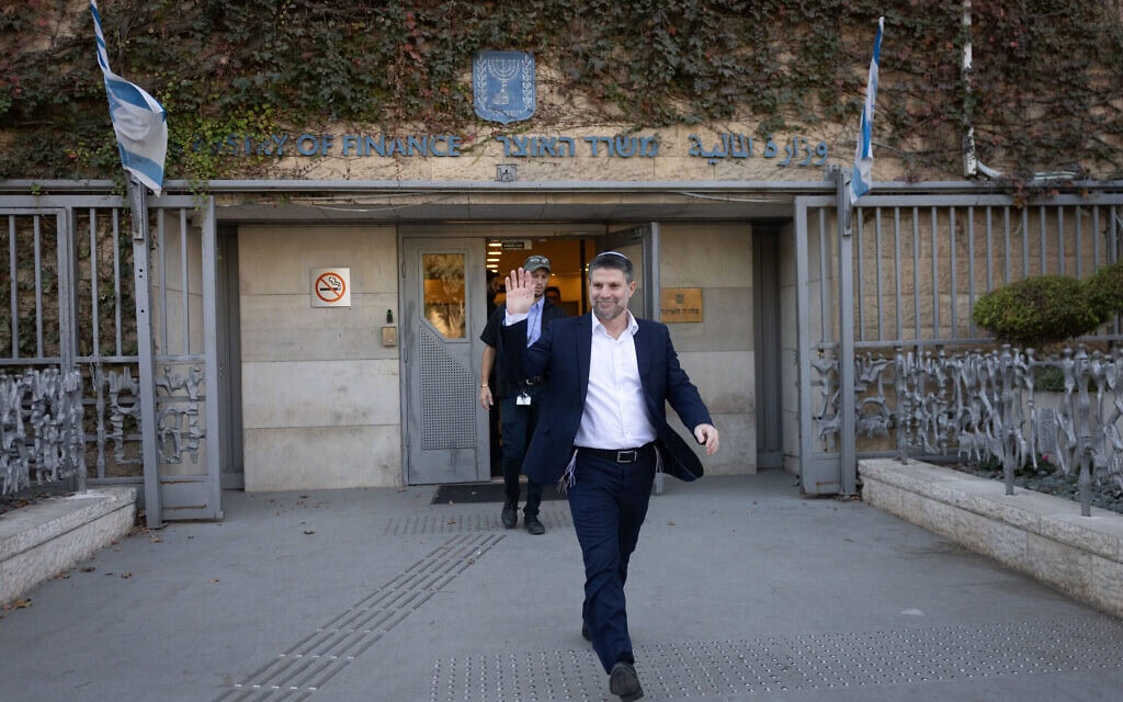 שר האוצר בצלאל סמוטריץ' יוצא ממשרד האוצר אחרי מסיבת העיתונאים שבה הציג את תקציב המדינה לשנת 2026, 4 בדצמבר 2025 (צילום: יונתן זינדל/פלאש90) שר האוצר בצלאל סמוטריץ' יוצא ממשרד האוצר אחרי מסיבת העיתונאים שבה הציג את תקציב המדינה לשנת 2026, 4 בדצמבר 2025 (צילום: יונתן זינדל/פלאש90)