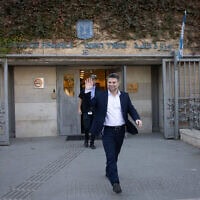 שר האוצר בצלאל סמוטריץ' יוצא ממשרד האוצר אחרי מסיבת העיתונאים שבה הציג את תקציב המדינה לשנת 2026, 4 בדצמבר 2025