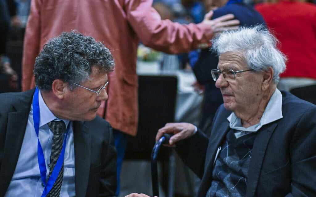 נשיא בית המשפט העליון בדימוס אהרן ברק ונשיא העליון הנוכחי יצחק עמית בכנס של העמותה למשפט ציבורי. חיפה, 4 בדצמבר 2025 (צילום: פלאש90) נשיא בית המשפט העליון בדימוס אהרן ברק ונשיא העליון הנוכחי יצחק עמית בכנס של העמותה למשפט ציבורי. חיפה, 4 בדצמבר 2025 (צילום: פלאש90)