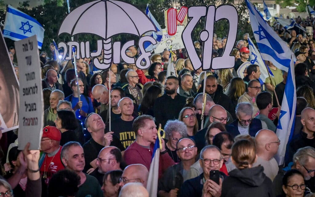 מפגינים נגד הממשלה בכיכר הבימה. 6 בדצמבר 2025 (צילום: אבשלום ששוני/פלאש90) מפגינים נגד הממשלה בכיכר הבימה. 6 בדצמבר 2025 (צילום: אבשלום ששוני/פלאש90)