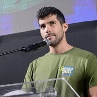 עומרי רונן נואם בהפגנה בכיכר הבימה בתל אביב. 6 בדצמבר 2025 (צילום: אבשלום ששוני/פלאש90) עומרי רונן נואם בהפגנה בכיכר הבימה בתל אביב. 6 בדצמבר 2025 (צילום: אבשלום ששוני/פלאש90)