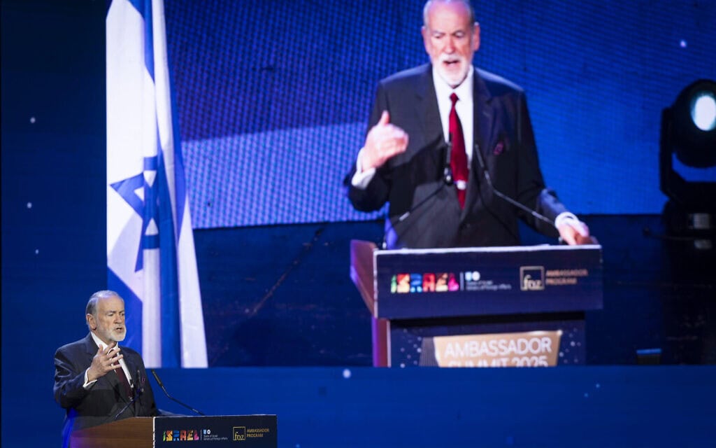 שגריר ארצות הברית בישראל מייק האקבי נושא דברים במוזיאון ידידי ישראל בירושלים, 7 בדצמבר 2025 (צילום: יונתן זינדל/פלאש90) שגריר ארצות הברית בישראל מייק האקבי נושא דברים במוזיאון ידידי ישראל בירושלים, 7 בדצמבר 2025 (צילום: יונתן זינדל/פלאש90)