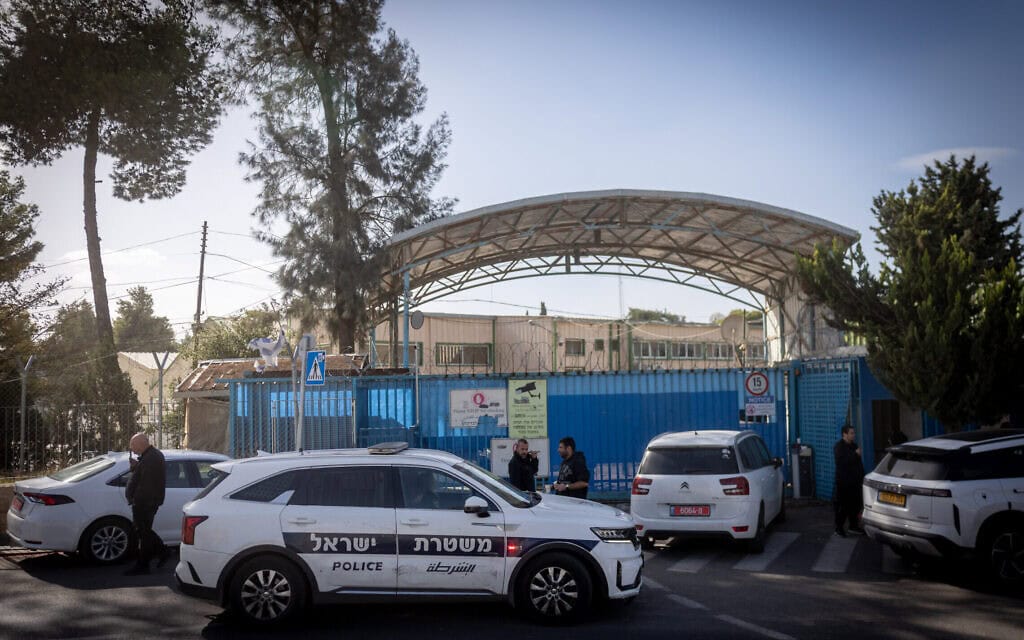 שוטרים מחוץ למרכז אונר״א בירושלים במהלך פשיטה על המתחם, 8 בדצמבר 2025 (צילום: חיים גולדברג/פלאש90) שוטרים מחוץ למרכז אונר״א בירושלים במהלך פשיטה על המתחם, 8 בדצמבר 2025 (צילום: חיים גולדברג/פלאש90)