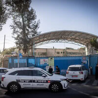 שוטרים מחוץ למרכז אונר״א בירושלים במהלך פשיטה על המתחם, 8 בדצמבר 2025 (צילום: חיים גולדברג/פלאש90) שוטרים מחוץ למרכז אונר״א בירושלים במהלך פשיטה על המתחם, 8 בדצמבר 2025 (צילום: חיים גולדברג/פלאש90)