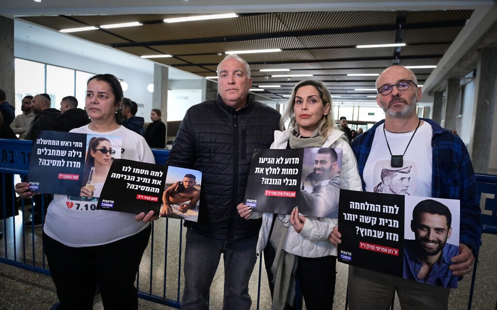 משפחות שכולות בבית המשפט המחוזי בתל אביב לאחר שהוצאו מדיון במשפט נתניהו, 10 בדצמבר 2025 (צילום: אבשלום ששוני/פלאש90) משפחות שכולות בבית המשפט המחוזי בתל אביב לאחר שהוצאו מדיון במשפט נתניהו, 10 בדצמבר 2025 (צילום: אבשלום ששוני/פלאש90)