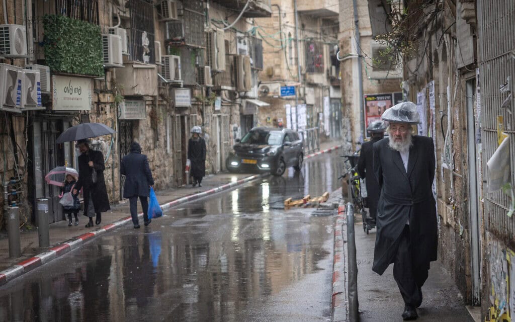 גשם יורד בירושלים, 11 בדצמבר 2025ף בעקבות הסופה "ביירון" (צילום: חיים גולדברג/פלאש90) גשם יורד בירושלים, 11 בדצמבר 2025ף בעקבות הסופה "ביירון" (צילום: חיים גולדברג/פלאש90)