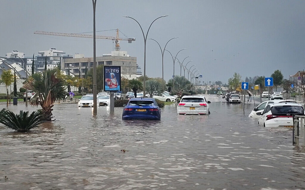 רכבים תקועים בהצפות ביבנה בעקבות אירוע הגשם "ביירון", 11 בדצמבר 2025 (צילום: דור נחמן/פלאש90) רכבים תקועים בהצפות ביבנה בעקבות אירוע הגשם "ביירון", 11 בדצמבר 2025 (צילום: דור נחמן/פלאש90)