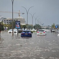 רכבים תקועים בהצפות ביבנה בעקבות אירוע הגשם "ביירון", 11 בדצמבר 2025