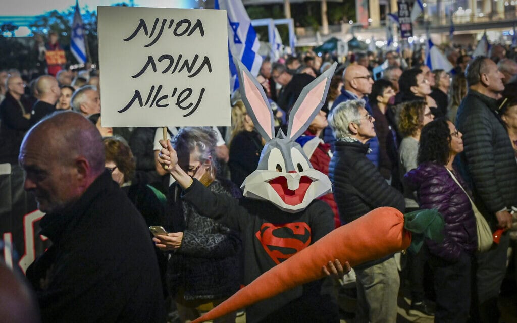 אדם בתחפושת באגס באני בהפגנה נגד הממשלה בכיכר הבימה בתל אביב. 13 בדצמבר 2025 (צילום: אבשלום ששוני/פלאש90)