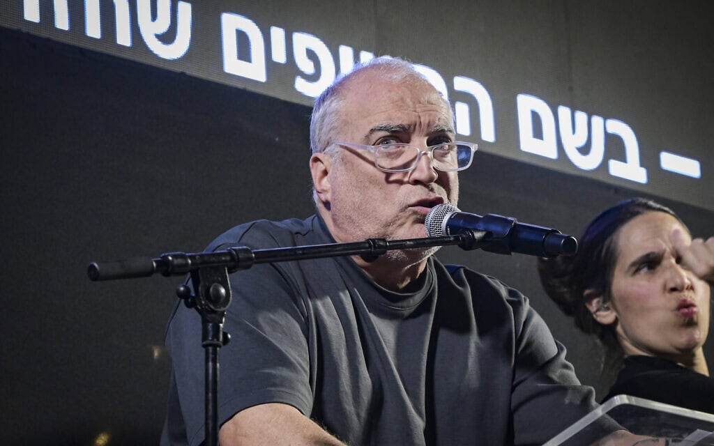 אייל אשל בהפגנה בכיכר הבימה בתל אביב. 13 בדצמבר 2025 (צילום: אבשלום ששוני/פלאש90) אייל אשל בהפגנה בכיכר הבימה בתל אביב. 13 בדצמבר 2025 (צילום: אבשלום ששוני/פלאש90)