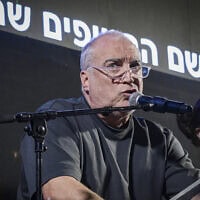 אייל אשל בהפגנה בכיכר הבימה בתל אביב. 13 בדצמבר 2025 (צילום: אבשלום ששוני/פלאש90) אייל אשל בהפגנה בכיכר הבימה בתל אביב. 13 בדצמבר 2025 (צילום: אבשלום ששוני/פלאש90)