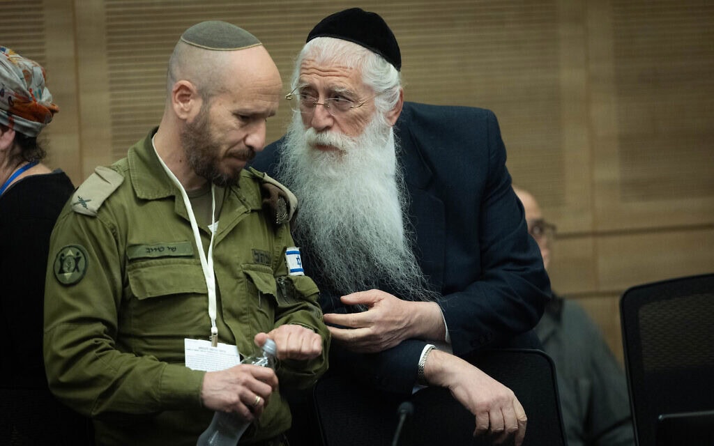 ח"כ מאיר פרוש משוחח עם תא"ל שי טייב במהלך דיון של ועדת החוץ והביטחון, 14 בדצמבר 2025 (צילום: יונתן זינדל/פלאש90) ח"כ מאיר פרוש משוחח עם תא"ל שי טייב במהלך דיון של ועדת החוץ והביטחון, 14 בדצמבר 2025 (צילום: יונתן זינדל/פלאש90)