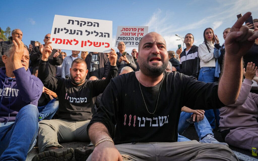 תושבי קריית שמונה חוסמים את הכניסה לעיר במחאה על הזנחת המדינה את יישובי הצפון אחרי המלחמה. 16 בדצמבר 2025 (צילום: אייל מרגולין/פלאש90)