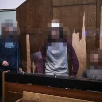 שלושת החשודים בתקיפת אישה הרה ביפו, 16 בדצמבר 2025 (צילום: אבשלום ששוני/פלאש90) שלושת החשודים בתקיפת אישה הרה ביפו, 16 בדצמבר 2025 (צילום: אבשלום ששוני/פלאש90)