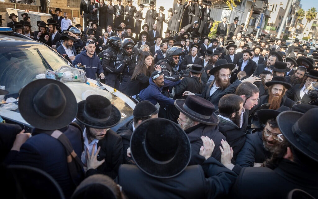 חרדים מתעמתים עם המשטרה במהלך הפגנה ברחוב בר־אילן בירושלים, 18 בדצמבר 2025 (צילום: חיים גולדברג/פלאש90) חרדים מתעמתים עם המשטרה במהלך הפגנה ברחוב בר־אילן בירושלים, 18 בדצמבר 2025 (צילום: חיים גולדברג/פלאש90)