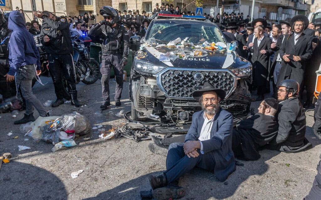 חרדים מתעמתים עם המשטרה ברחוב בר אילן בירושלים, 18 בדצמבר 2025 (צילום: חיים גולדברג/פלאש90) חרדים מתעמתים עם המשטרה ברחוב בר אילן בירושלים, 18 בדצמבר 2025 (צילום: חיים גולדברג/פלאש90)