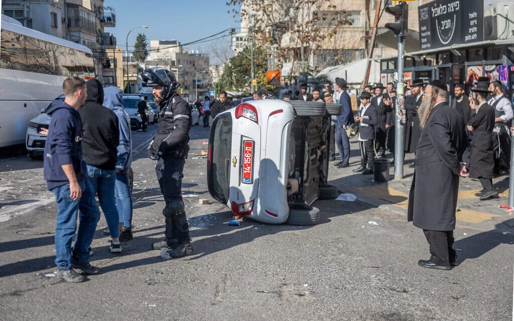 חרדים מתעמתים עם המשטרה ברחוב בר אילן בירושלים, 18 בדצמבר 2025 (צילום: חיים גולדברג/פלאש90) חרדים מתעמתים עם המשטרה ברחוב בר אילן בירושלים, 18 בדצמבר 2025 (צילום: חיים גולדברג/פלאש90)