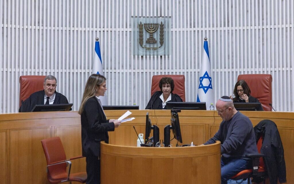 שופטי בית המשפט העליון רות רונן, דפנה ברק־ארז ויחיאל כשר בדיון בבג"ץ בעתירה נגד החלטת המשטרה לאסור על כניסת אוהדים לאצטדיונים בשל לבישת חולצות מחאה עם ביקורת על המשטרה, 18 בדצמבר 2025 (צילום: יונתן זינדל/פלאש90) שופטי בית המשפט העליון רות רונן, דפנה ברק־ארז ויחיאל כשר בדיון בבג"ץ בעתירה נגד החלטת המשטרה לאסור על כניסת אוהדים לאצטדיונים בשל לבישת חולצות מחאה עם ביקורת על המשטרה, 18 בדצמבר 2025 (צילום: יונתן זינדל/פלאש90)