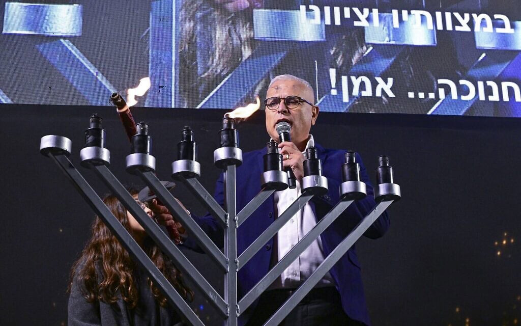 רפי בן-שטרית מדליק נרות חנוכה בהפגנה בכיכר הבימה בתל אביב של מועצת אוקטובר בדרישה להקים ועדת חקירה ממלכתית. 20 בדצמבר 2025 (צילום: אבשלום ששוני/פלאש90)