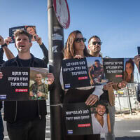 בני משפחות שכולות ותומכיהם מפגינים מחוץ למשרד ראש הממשלה בירושלים בדרישה להקים ועדת חקירה ממלכתית לאירועי טבח שבעה באוקטובר, 22 בדצמבר 2025